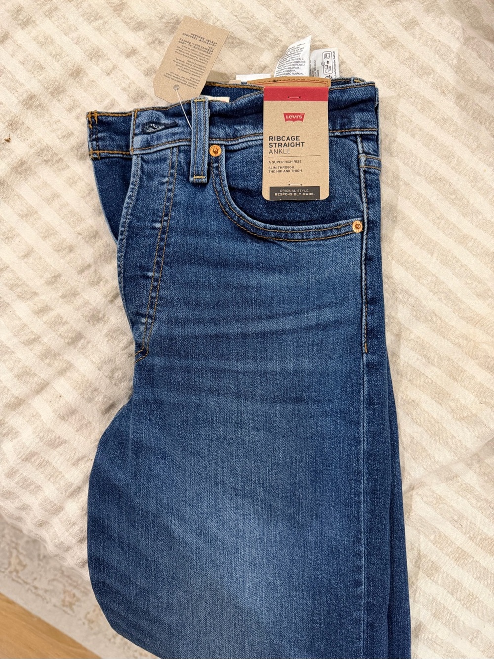 Levi's Ribcage Straight Ankle Jeans in Medium Blue Wash